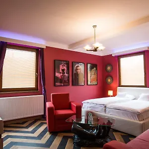 https://retro-hotel-garage.ostravahotels.net
